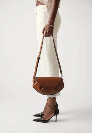 Guess, GUESS SAC BANDOULIÈRE NOELLE GIRLFRIEND SA COGNAC - Borsa a tracolla - cognac cog