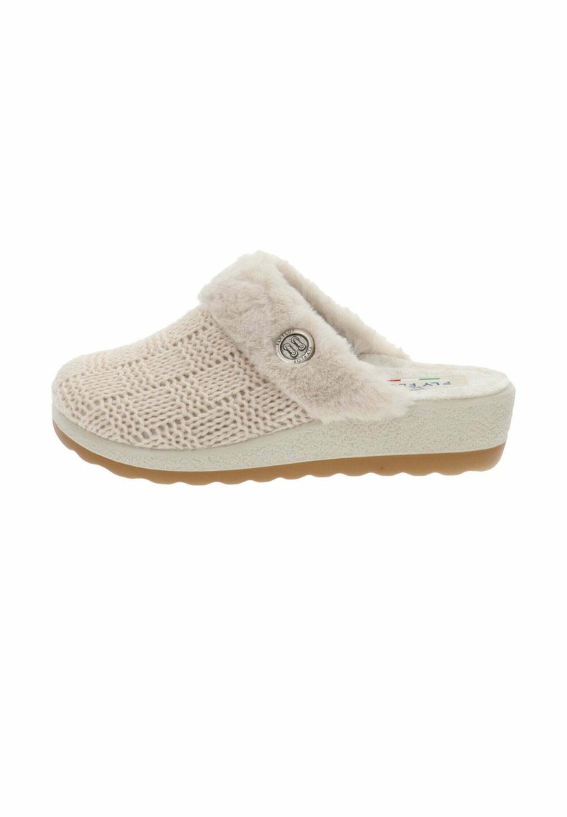 Zapatilla de punto beige con un cuello esponjoso, que presenta un emblema redondo y una suela blanca texturizada con una banda de rodadura marrón claro.