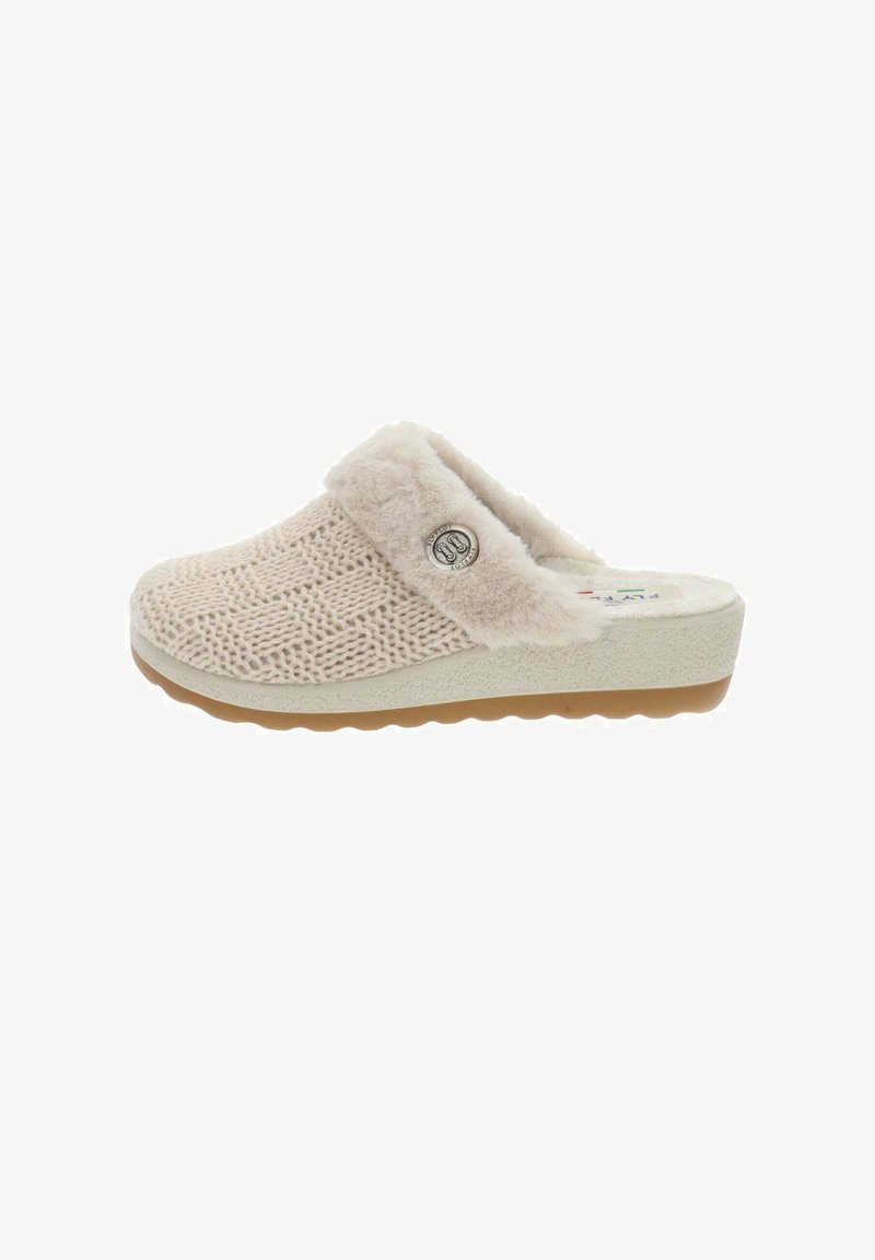Zapatilla de punto beige con un cuello esponjoso, que presenta un emblema redondo y una suela blanca texturizada con una banda de rodadura marrón claro.
