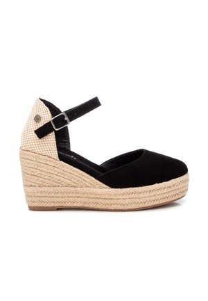 Zapato de cuña de ante negro con correa en el tobillo, que presenta un tacón de yute trenzado y un panel trasero texturizado de color beige con patrón.
