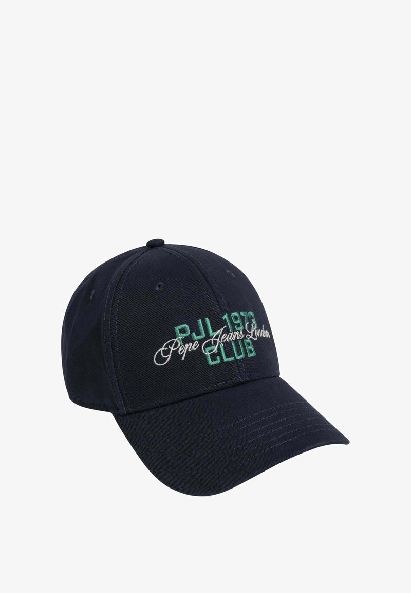 Casquette bleu marine en coton avec une visière courbée. Présente une broderie "PJL 1973 CLUB" et "Pepe Jeans London" en lettres vertes et blanches.