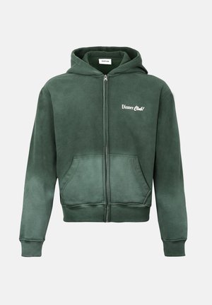 Σκούρα πράσινη φούτερ με φερμουάρ, εμπρόσθιες τσέπες και το κείμενο «Dinner Club!» στο αριστερό στήθος.