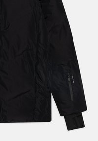 Svart puffjacka med slät yta, fodrad ficka på ärmen och elastiska manschetter; har en kompakt design och varm isolering.