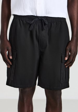 Shorts cargo noirs avec une taille élastique, un cordon de serrage ajustable et deux poches latérales. Tissu léger au toucher doux.