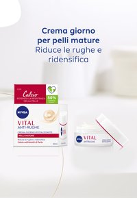 Crema giorno antirughe NIVEA Vital per pelli mature in un barattolo bianco con un accento rosso e un'illustrazione di perla, formato 50 ml, confezione riciclabile.