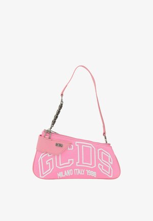 Borsa a spalla rosa con forma curva, con scritte bianche "GCDS" e "MILANO ITALY 1988." Tracolla a catena argentata e chiusura con zip.
