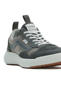 Vans Ultratrange sneakers med en överdel i grått och grönt tyg, vita snören, vadderad krage och strukturerad vit och brun sula.