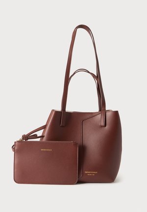 Braune Ledertasche mit zwei Schulterriemen und passender Reißverschlusstasche, beide mit goldenem Emporio Armani-Logo geprägt.