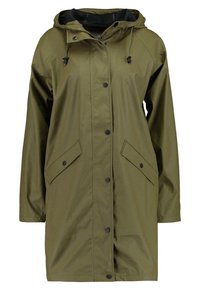 Long manteau imperméable vert olive avec boutons-pression à l'avant, deux poches à rabat, manches longues et capuche ajustable avec cordons.