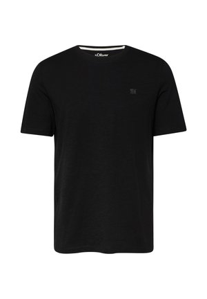 T-shirt noir à manches courtes en coton avec col rond et logo sombre subtil sur le côté gauche de la poitrine.