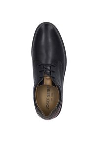 Chaussure en cuir noir avec dessus perforé, bout rond et accent marron contrastant. Présente un système de laçage et une semelle intérieure avec logo.