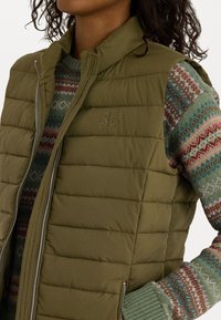 Lauren Ralph Lauren QUILTED MOCKNECK VEST - Väst - olive fern