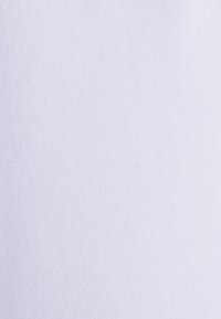 Tessuto bianco con una finitura fine e liscia e un sottile motivo diagonale. La superficie appare uniforme e omogenea, senza alcun abbellimento visibile.