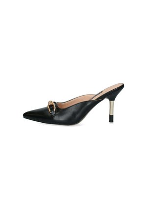 Décolleté nera in pelle con punta affusolata, hardware dorato e tacco a stiletto. Texture liscia, design minimalista.