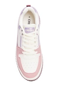 Sneaker bianco con accenti in suede lilla e rosa. Presenta punta rotonda, lacci piatti, perforazioni sulla parte anteriore e suola in gomma. Marca: CREKS.