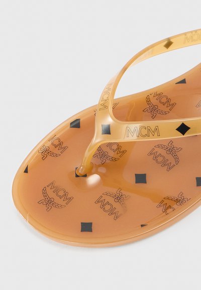 Papuc portocaliu translucid cu textură netedă, având un logo și modele geometrice negre pe talpă și baretă.