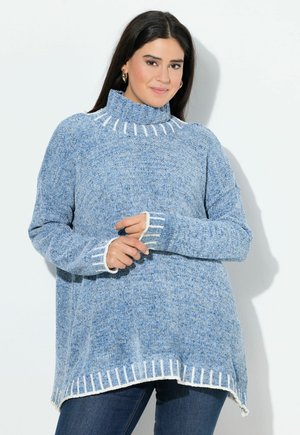 Hellblauer Strickpullover mit hohem Kragen und weißen gestreiften Akzenten an Kragen undÄrmeln. Lockere Passform und gerippte Textur im gesamten Pulli.