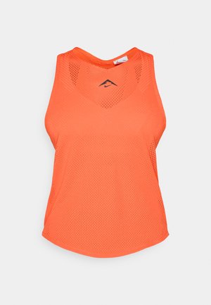 Débardeur en maille orange avec un décolleté en V et sans manches. Présente un logo noir sur le devant et un ourlet arrondi. Texture légère.