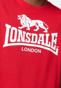 Lonsdale NORMALE PASSFORM ST ERNEY - Tricou cu imprimeu - red