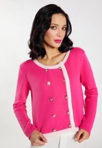 Cardigan lavorato a maglia rosa con scollatura rotonda, rifiniture di un rosa chiaro a contrasto e bottoni decorativi argentati sul davanti.