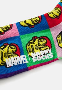 Chaussettes colorées avec un design Marvel comportant des motifs de logo jaune répétés sur un fond de carrés roses, rouges, bleus et verts.