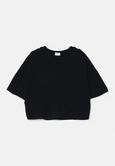 Melnā īsā džemperis, kas izgatavots no mīksta auduma, ar apaļu kakla izgriežņu un īsām, platām piedurknēm, ar vienkāršu, minimālistisku dizainu.