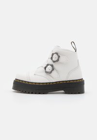 Dr. Martens Kotníkové boty na platformě - white