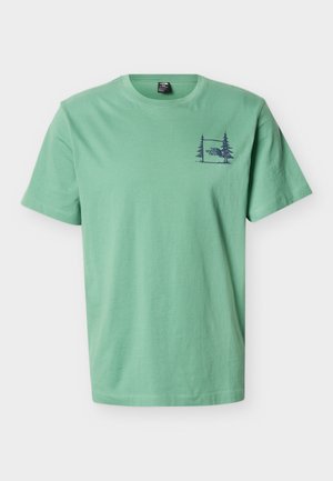 T-shirt vert clair à manches courtes en coton avec un petit logo extérieur bleu foncé représentant deux arbres et le texte "The North Face" sur le côté gauche de la poitrine.