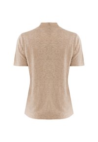 Beige top s krátkým rukávem a kulatým výstřihem, vyrobený z jemného pleteného materiálu. Má hladký povrch a rovný střih na spodním okraji.