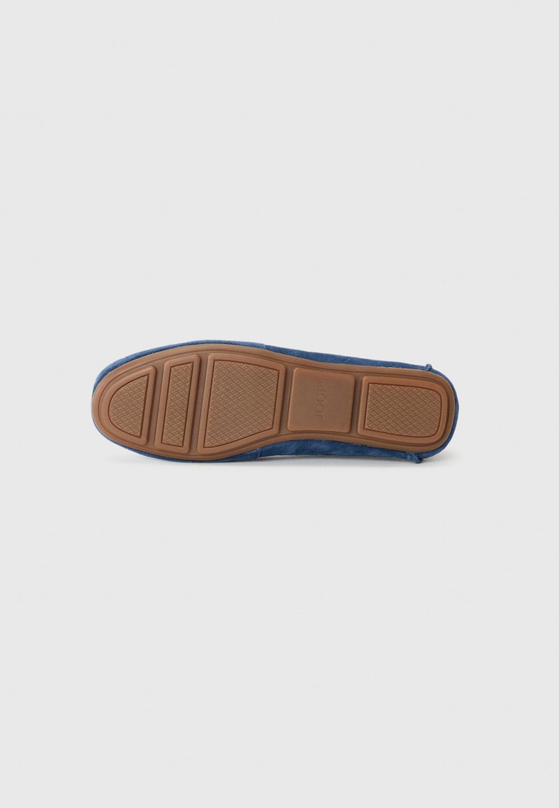 Blauer Wildlederloafer mit einer braunen Gummisohle, die mit strukturierten Rutschmustern versehen ist, von unten auf einem weißen Hintergrund gezeigt.
