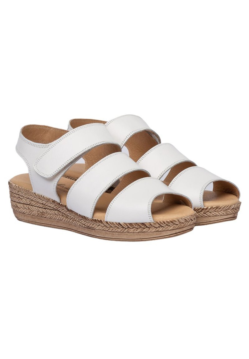 Sandalias de cuña de cuero blanco con tres correas anchas, punta abierta y una plataforma envuelta en yute texturizado. Forro interior suave en color marrón.