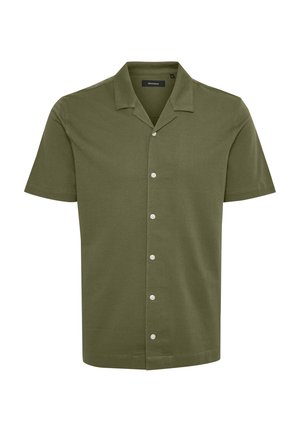 Kratký rukávový košeľa v olivovo zelenej farbe, vyrobená z jemnej látky, s golierom a piatimi bielymi gombíkmi na prednej strane.