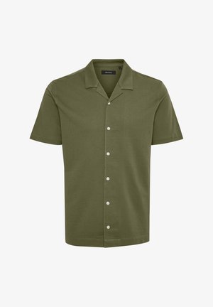 Kratký rukávový košeľa v olivovo zelenej farbe, vyrobená z jemnej látky, s golierom a piatimi bielymi gombíkmi na prednej strane.