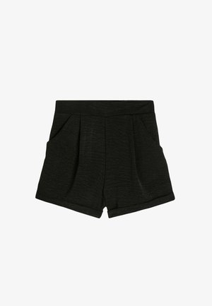 Shorts noirs en tissu texturé avec un design plissé à l'avant. Dotés de deux poches latérales et d'un ourlet roulé au bas.