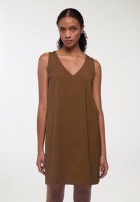Abito marrone senza maniche con scollatura a V. Tessuto liscio e taglio dritto, che arriva sopra il ginocchio. Stile semplice e minimalista.