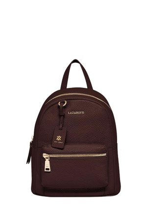 Dunkelbrauner, strukturierten Lederrucksack mit goldenen Reißverschlüssen, einer vorderen Reißverschlusstasche, einem oberen Griff und einem Lederetikett mit goldenen Akzenten.