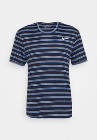 Námořnická modrá triko Nike Dri-FIT s vodorovnými bílými a světle modrými pruhy, s kulatým výstřihem a krátkými rukávy.