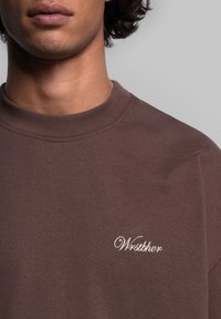WRSTBHVR CLAYTON - T-shirt - bas - chocolate martini