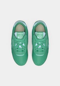 Zaļi sporta apavi ar gludu virsu, pasteļtoņu akcentiem un gumijas zoli. Iezīmēti ar Reebok zīmolu un aprīkoti ar mīkstinātu mēli komfortam.