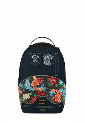 Mochila azul oscuro con peces koi bordados, flores, bolsillos parche y el texto "Spryrgnd 613 New York" y "Worldwide Designers."