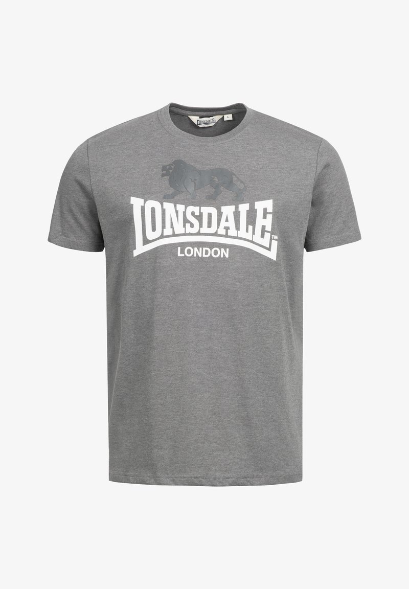 Siva bombažna majica s kratkimi rokavi, ki prikazuje grafiko leva in bel napis "LONSDALE LONDON" na sprednji strani. Klasičen kroj s krožnim ovratnikom.