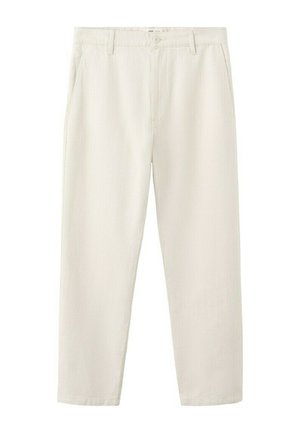 Pantalones beige de talle alto y pierna recta con bolsillos laterales, trabillas para cinturón y cierre de botón en la cintura.