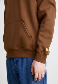Carhartt WIP CHASE - Sweatshirt - chocolate/gold