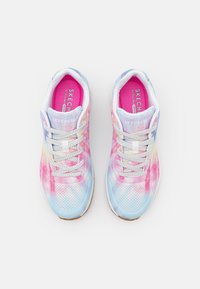 Sneakers Skechers z pastelowym wzorem tie-dye w odcieniach różu, błękitu i bieli. Oddychająca siateczka na górze, płaskie sznurówki i wyściełany kołnierz. Gumowa podeszwa.
