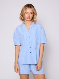 Blau gestreiftes Kurzarm-Pyjama-Set mit einem kragenlosen Hemd mit Frontknöpfen und passenden Shorts, aus leichtem Stoff gefertigt.