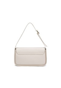 Borsa a tracolla in pelle beige con chiusura a ribalta, tracolla sottile e design minimalista. Presenta una superficie liscia e un branding discreto.