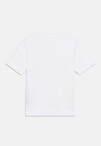 Λευκό βαμβακερό t-shirt με κοντά μανίκια, στρογγυλή λαιμόκοψη και ομαλή υφή. Χωρίς ορατά σχέδια ή διακοσμητικά στοιχεία, απλή πίσω όψη.