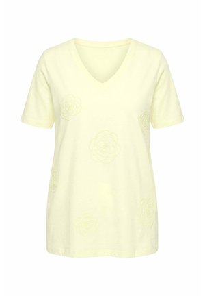 Světlé žluté tričko s krátkými rukávy a výstřihem do V, s jemnými vyšívanými květinovými vzory rozptýlenými na přední straně.