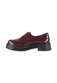 Scarpa in pelle verniciata bordeaux con tacco basso nero, perforazioni decorative e punta arrotondata. Finitura liscia e design slip-on.