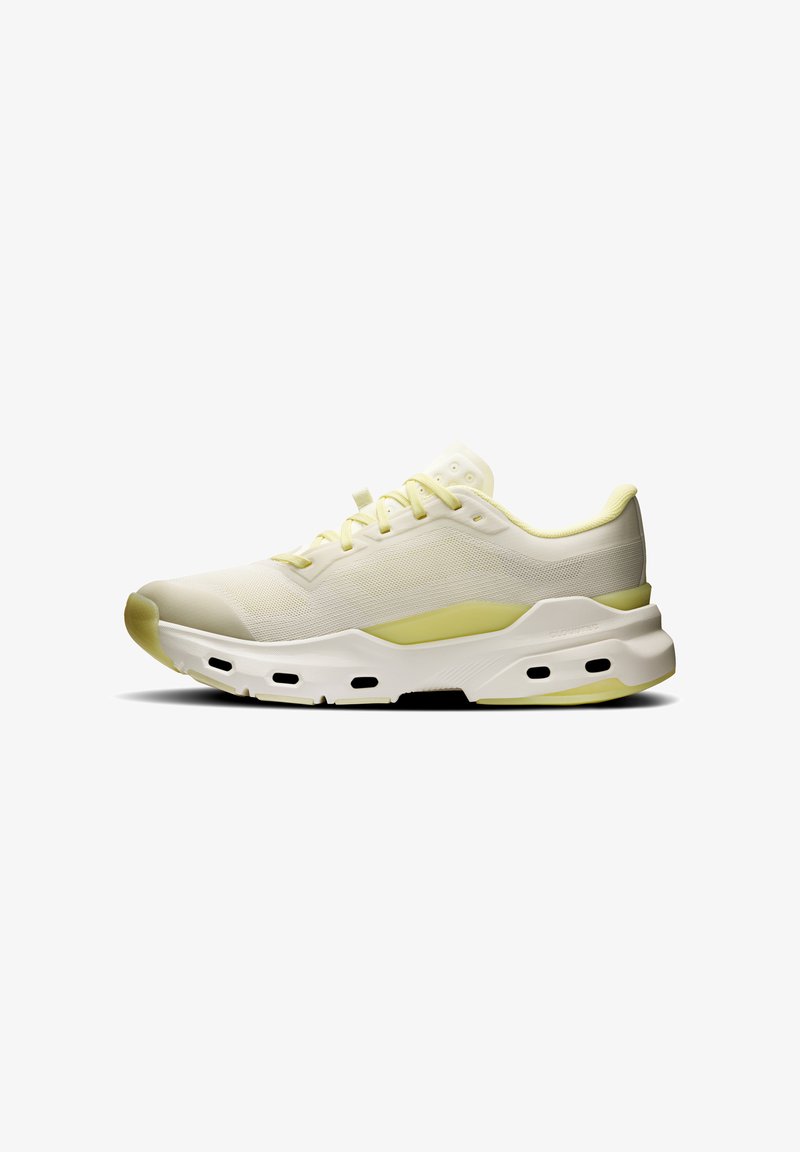 Chaussure de sport en mesh blanc avec des accents jaunes. Elle présente une semelle épaisse avec des découpes visibles, un col rembourré et des lacets plats. Vue de profil latéral.